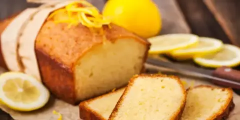 Pyszna babka piaskowa, pachnąca cytryną, jak z babcinego przepisu. Idealna na deser.