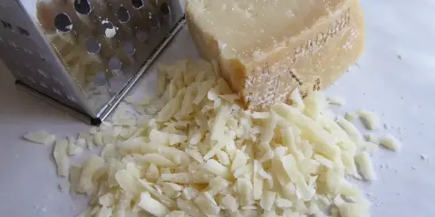 Tarty parmezan i tarka. Czy parmezan można mrozić? Tak, po starciu zachowa smak.