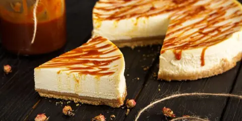 Pyszny sernik z 1kg sera, polany karmelem. Ile czasu piec sernik z 1kg sera? Czas pieczenia zależy od przepisu.