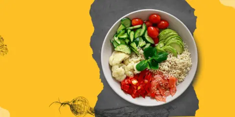 Kolorowa miska z kaszą, kalafiorem, pomidorkami, ogórkiem, awokado i papryką. Wiem, co zjem, wybierając catering dietetyczny.