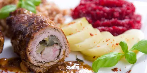 Roladki wołowe z ogórkiem, kaszą, buraczkami i ziemniakami. Idealne co na obiad dla gości, by ich zachwycić.