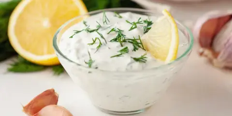 Aksamitny sos czosnkowy jak z restauracji, z dodatkiem świeżego koperku, cytryny i czosnku. Idealny do wielu dań.
