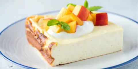 Puszysty sernik z brzoskwiniami i miętą, idealny do pieczenia z termoobiegiem.