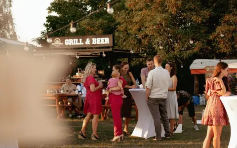 Ludzie na przyjęciu urodzinowym przy grillu i piwie.