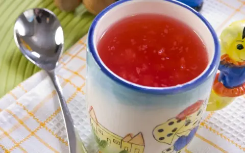 Czerwony kisiel w kubeczku z bajkowym motywem. Czy kisiel jest zdrowy? Zależy od składników, ale ten wygląda apetycznie.