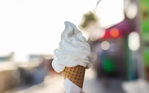 Pyszne, kremowe lody amerykańskie w wafelku, idealne na upalny dzień.