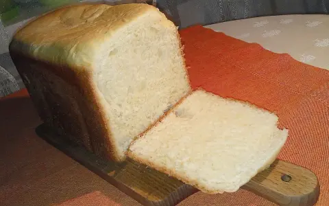 Puszyste ciasto drożdżowe z maszyny, idealne na kanapki. Przepis na nie jest prosty i szybki.