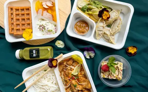 Różnorodne dania z pudełek, napój i deser. Czy catering dietetyczny się opłaca? Wygląda apetycznie!