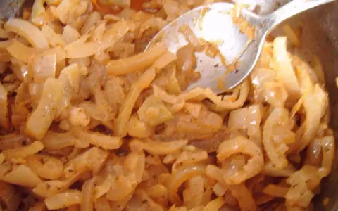 Smażona cebula z przyprawami, wygląda jak pyszna omasta do pierogów.