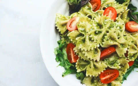 Makaron farfalle z pesto, pomidorkami koktajlowymi i świeżą sałatą. Idealne co na obiad dietetycznie.