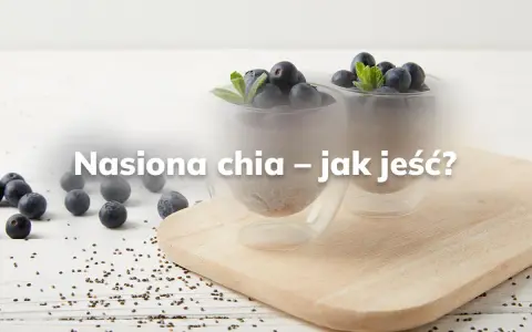 Dwa pucharki z deserem chia i jagodami na desce. Nasiona chia – jak jeść, by czerpać z ich właściwości?