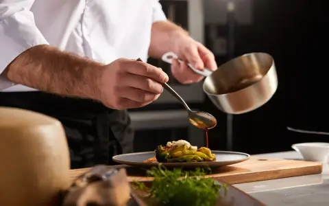 Szef kuchni doprawia danie, jakby robiła to mama. Catering jak u mamy Bielsk Podlaski to smak domowy.