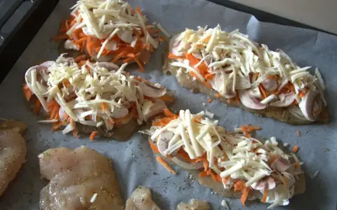 Piersi z kurczaka z tartą marchewką, pieczarkami i serem. Idealne co na obiad z piersi z kurczaka, gotowe do pieczenia.