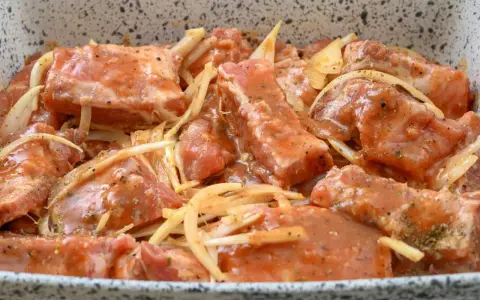 Żeberka w marynacie z cebulą, gotowe do pieczenia. Idealne na obiad, z czym podawać żeberka na obiad? Z ziemniakami i surówką!