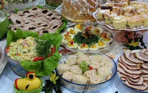 Mnóstwo pyszności na stole, idealnych na to, co ugotować na święta: pieczone mięsa, sałatki, jajka faszerowane, babka i ciasta.
