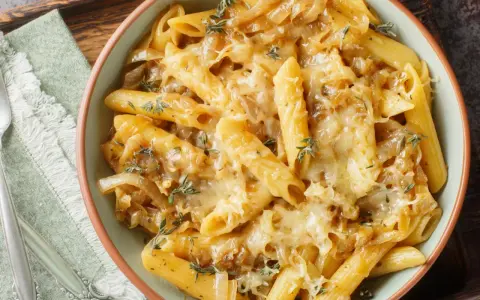 Pyszne penne z karmelizowaną cebulką i ciągnącym się serem. Idealne co pysznego na obiad!