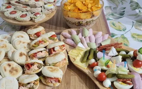 Mini kanapeczki, roladki, ser, wędliny i chipsy – idealne propozycje, co ugotować na imprezę.