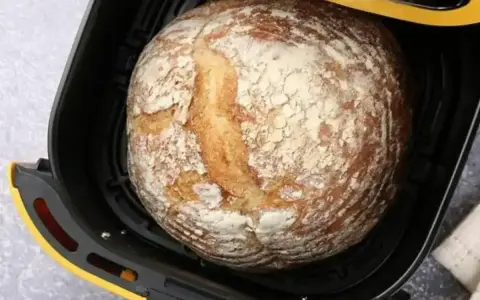 Chleb z airfryer, rumiany i pachnący, gotowy do podania.