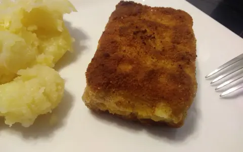 Złociste, chrupiące kostki rybne mrożone w panierce, idealne do szybkiego obiadu. Podane z purée ziemniaczanym.