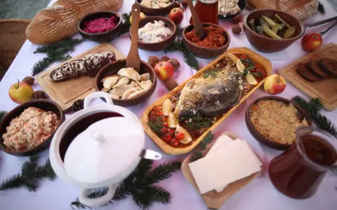 Wigilijny stół pełen smakołyków: karp, pierogi, kapusta, barszcz i chleb. Idealne inspiracje, co ugotować na Wigilię.