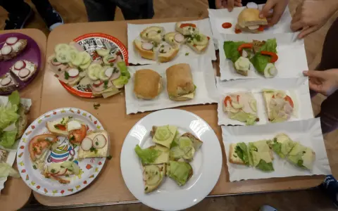 Dzieci tworzą zdrowe kanapki, ucząc się, wiesz co jesz catering dla dzieci.