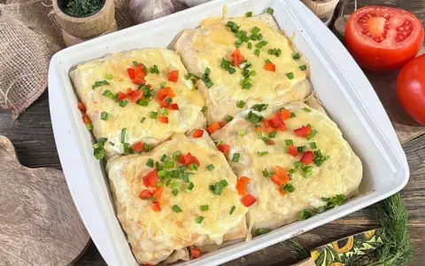 Zapiekane naleśniki gyros jak z restauracji, polane serem i posypane papryką i szczypiorkiem.