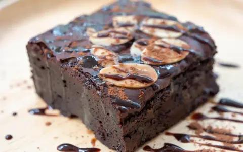 Wilgotne, czekoladowe ciasto z migdałami i polewą, idealne na klasyczne brownie przepis.
