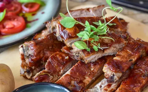 Pyszne żeberka w sosie barbecue, idealne do obiadu. Zastanawiasz się, co ugotować z wędzonych żeberek? Oto inspiracja!
