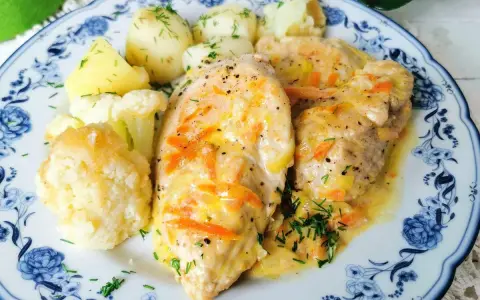 Filet z indyka w sosie z marchewką i ziemniakami, idealny pomysł na obiad.