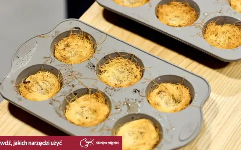 Złociste gniazdka z ciasta kadayif w formie do muffinek, gotowe do pieczenia.