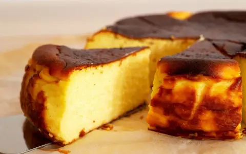 Pyszny sernik z przypieczoną skórką, idealny do pieczenia w wysokiej temperaturze.