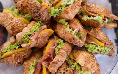 Mini croissanty z szynką, serem i sałatą. Idealne, by ugotować na sylwestra coś szybkiego i pysznego.