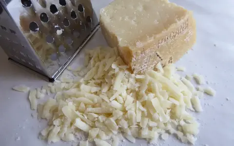 Tarty parmezan i tarka. Czy parmezan można mrozić? Tak, po starciu zachowa smak.