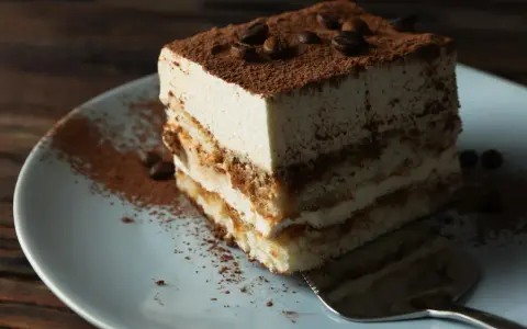 Pyszny kawałek tiramisu, idealny na deser. Dowiedz się, jak zrobić tiramisu, by zachwycić bliskich.