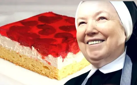 Przepis na ciasto z truskawkami siostry Anastazji. Puszysty biszkopt, krem i galaretka z owocami.