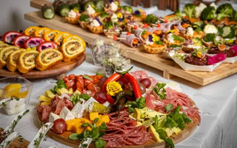 Pyszne przekąski na desce serów i wędlin, roladki, tartaletki i warzywa. Wiesz co jesz catering Łódź to gwarancja jakości.