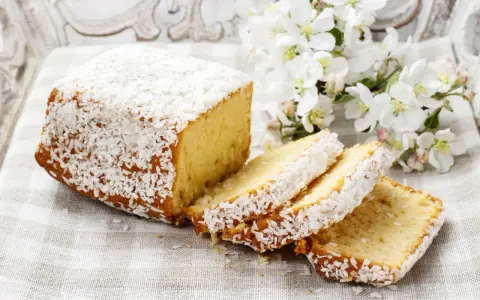 Pyszne ciasto kokosowe, idealne na wiosenne popołudnie. Przepisy joli często inspirują do takich wypieków.