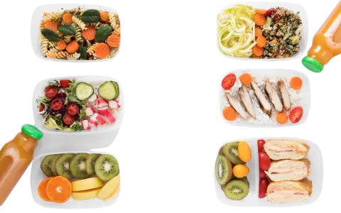 Zdrowe posiłki w pudełkach: makaron, sałatka, kurczak z ryżem, kanapki, owoce. Zastanawiasz się, ile kosztuje catering dietetyczny na miesiąc?