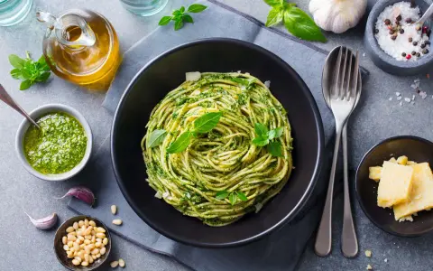 Pyszne spaghetti z pesto to idealna odpowiedź na pytanie: co zrobić na obiad bezmięsny. Podane z parmezanem i świeżą bazylią.