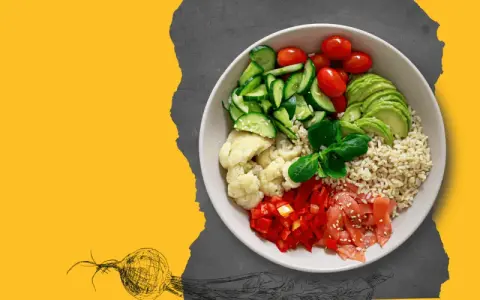 Kolorowa miska z kaszą, kalafiorem, pomidorkami, ogórkiem, awokado i papryką. Wiem, co zjem, wybierając catering dietetyczny.