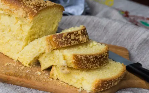 Puszyste ciasto drożdżowe bez zagniatania, pokrojone w kromki, z chrupiącą posypką na wierzchu. Idealne na śniadanie.