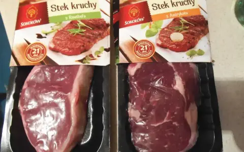 Dwa opakowania steka wołowego z widocznymi surowymi mięsami i zdjęciami gotowych steków.