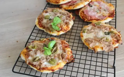 Mini pizze z tuńczykiem, oliwkami i bazylią na kratce. Idealne składniki na pizzę dla małych łasuchów.