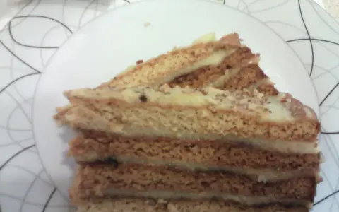 Plasterki pysznego ciasta czeskiego, idealne na deser. Przepisy na takie cuda znajdziesz w internecie.