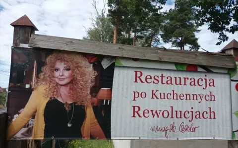 Magda Gessler na banerze restauracji "po Kuchennych Rewolucjach". Czyżby szarlotka z rumieńcem dlaczego zamknięta?
