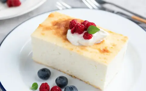 Puszysty sernik z malinami i bitą śmietaną. Idealny jaki aromat do sernika? Waniliowy lub cytrynowy.