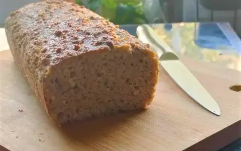 Chleb keto na desce z nożem.