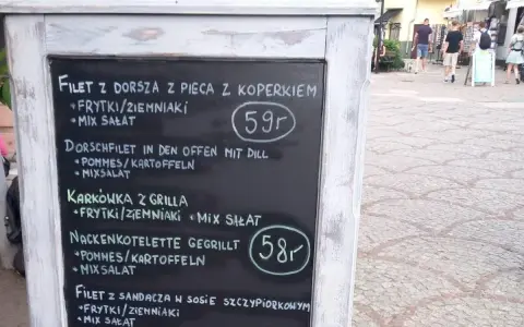 Na Węgrzech obiad kosztuje około 58-59 forintów. Menu oferuje filety rybne i karkówkę z frytkami i sałatką.