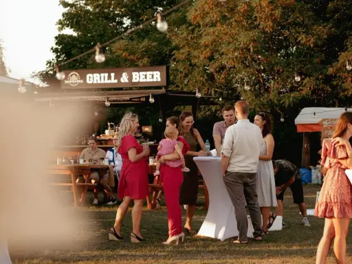 Ludzie na przyjęciu urodzinowym przy grillu i piwie.