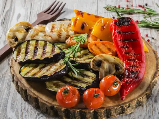 Pyszne warzywa z grilla: bakłażan, papryka, pieczarki, pomidorki i marchewka. Idealne co na grilla!
